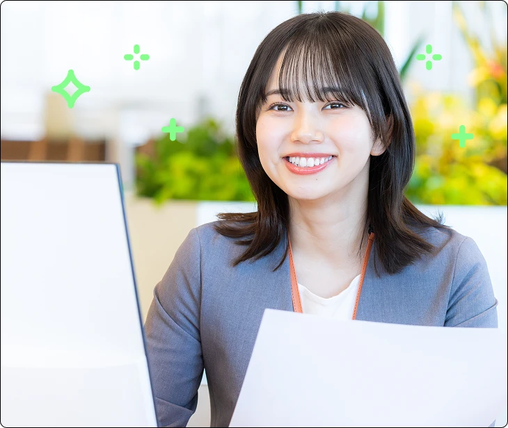 女性が微笑んでいる画像